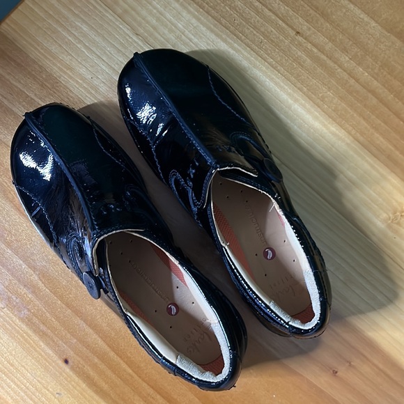 Ladies Clarks Un Structured Slip On Shoes Un Loop patent Leather inside & out - Picture 5 of 12